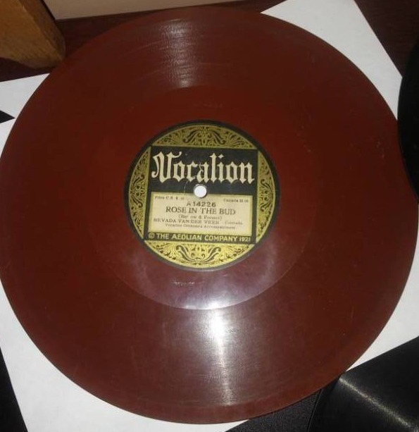 lot 26 image: 10 and 12 in. vintage vinyl record albums. One rare red album about 30.