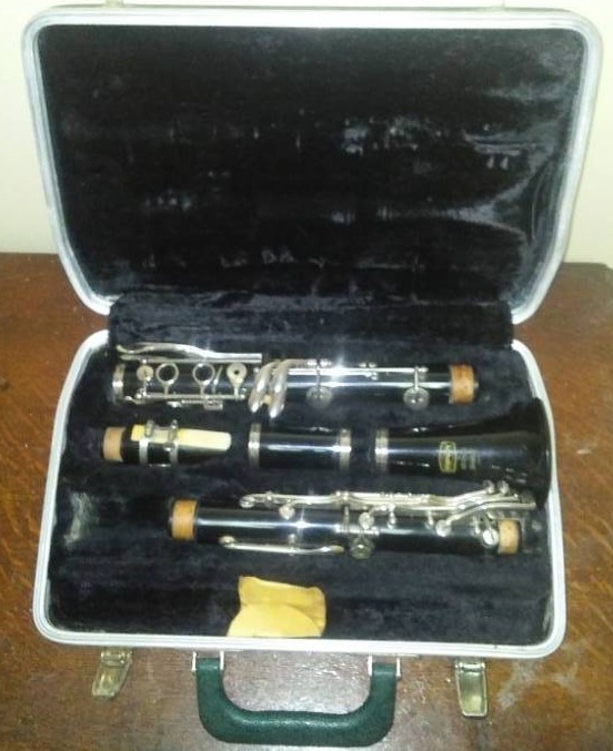 lot 38 image: Bundy clarinet, Selmer, Resonite USA