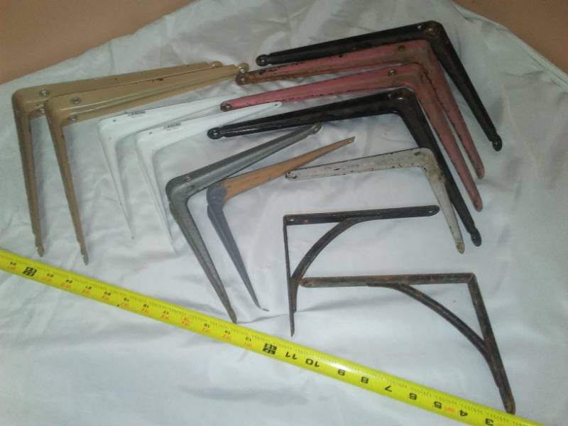lot 56 image: angle brackets - variety shelf brackets.
