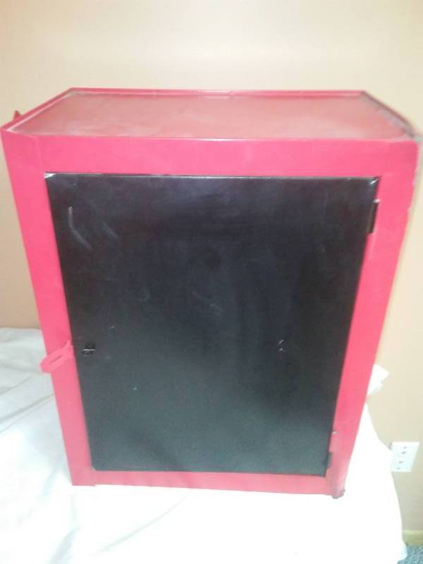 lot 67 image: Metal locking tool cabinet, adjustable shelf.