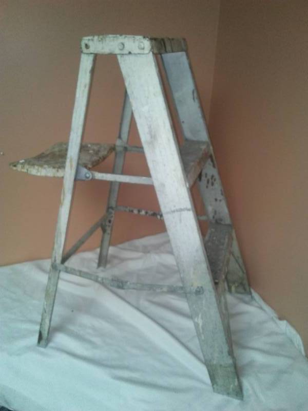 lot 61 image: Aluminum 3 step ladder