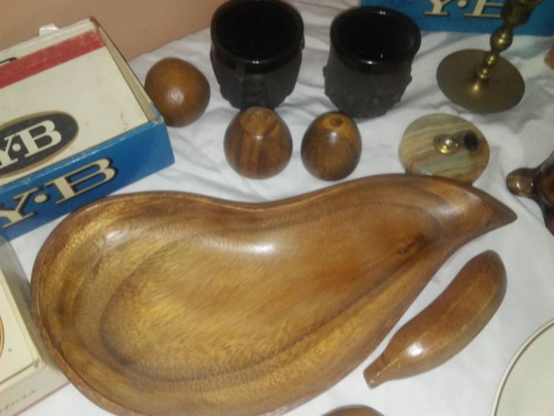lot 80 image: Decor and cigar boxes.
