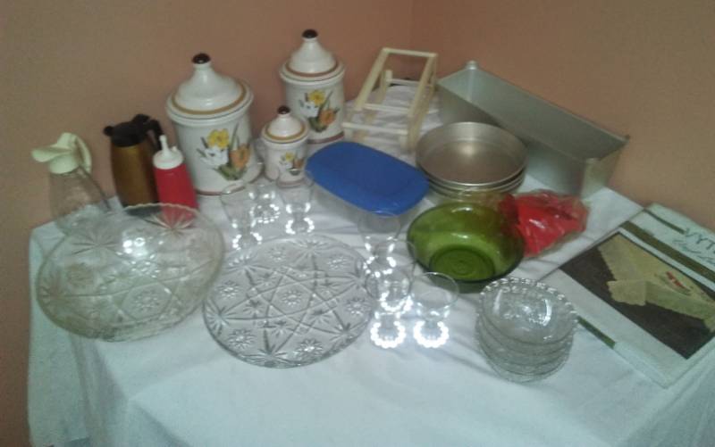 lot 88 image: Mid-century modern ceramic containers Wilton pans, new tablecloth and more.