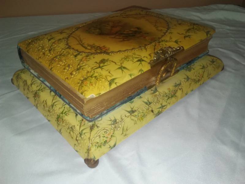 lot 91 image: Vintage photo album music box - amazing condition.