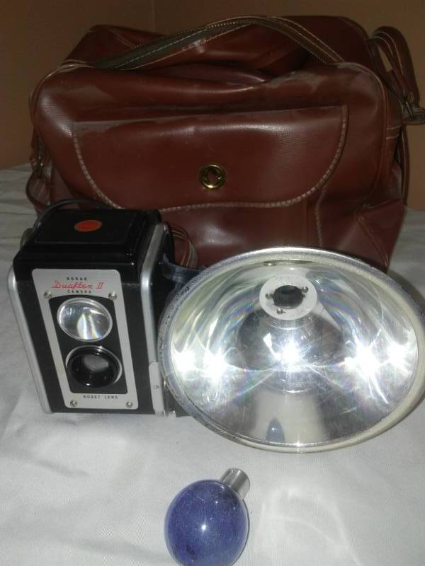 lot 100 image: Kodak duo flex 2 camera, flash and bag.