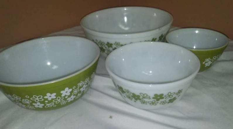 lot 103 image: Pyrex, green and white bowl set.