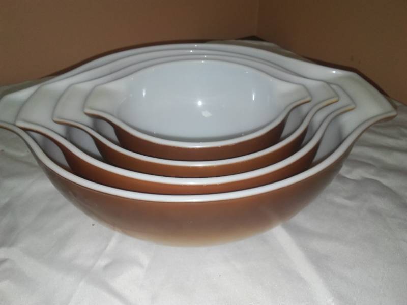 lot 104 image: Pyrex Brown 4-Piece Bowl set.