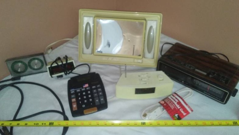 lot 110 image: Electrical - makeup mirror, clocks, radios and more.