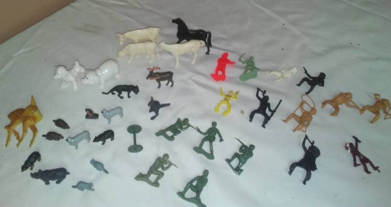 lot 117 image: Plastic soldiers and animals, Marx cows.