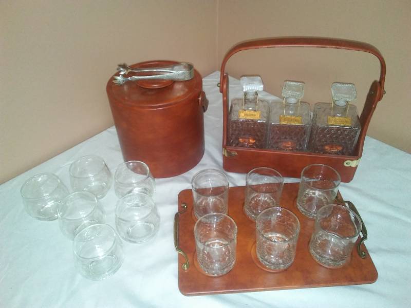 lot 118 image: Vintage entertainment liquor serving set