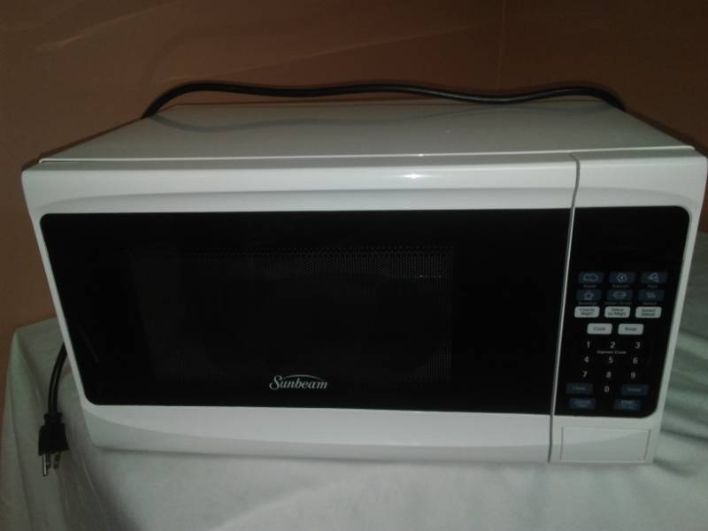 lot 122 image: Sunbeam microwave 700 watt  - like new
