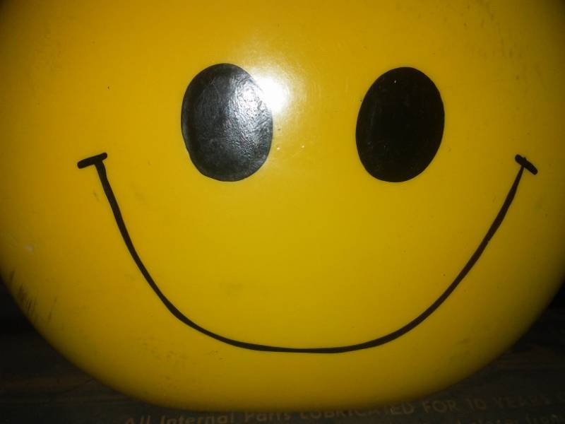 lot 123 image: Vintage miscellaneous - Emerson radio, happy face Bank,