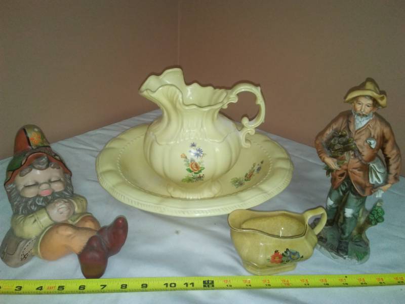 lot 144 image: Vintage ceramic and Porcelain.