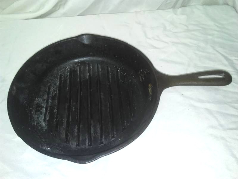 lot 161 image: Cast iron skillet fry pan, 9-inch.