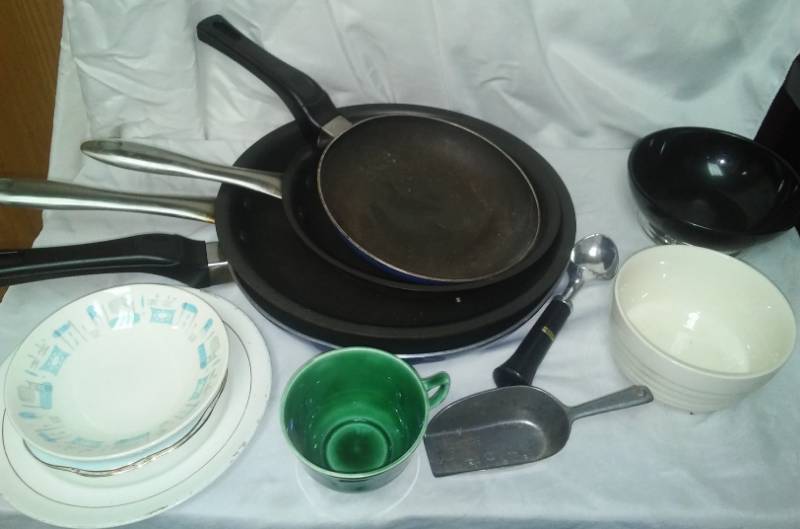 lot 170 image: Kitchen cookware and more.