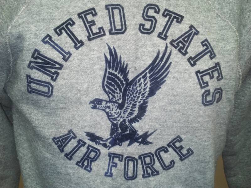 lot 195 image: USAF sweatshirt Circa 1980 United States Air Force -used