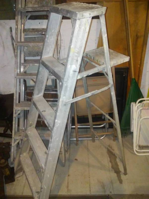 lot 222 image: Aluminum 5 ft ladder - sturdy.