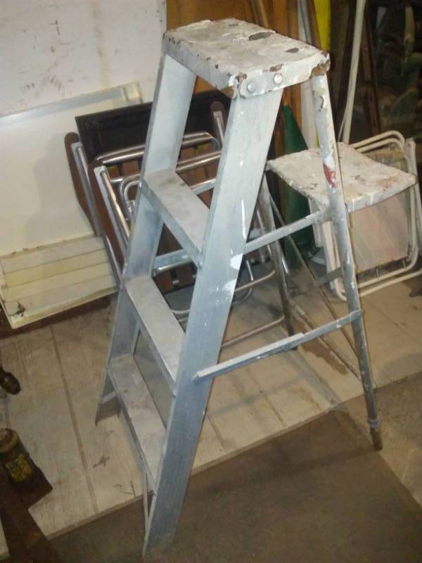 lot 224 image: 4 ft ladder aluminum - sturdy.