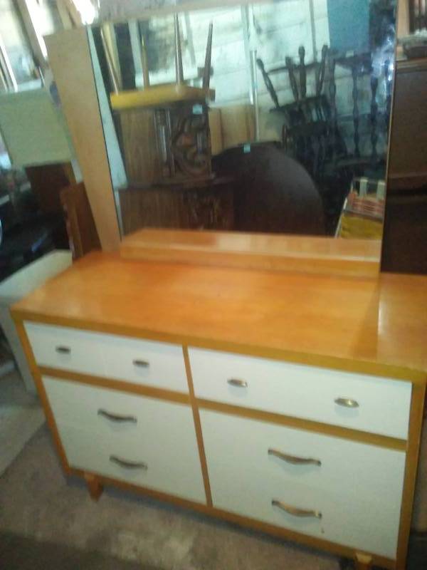 lot 242 image: Double-wide dresser with mirror - Oak and laminate