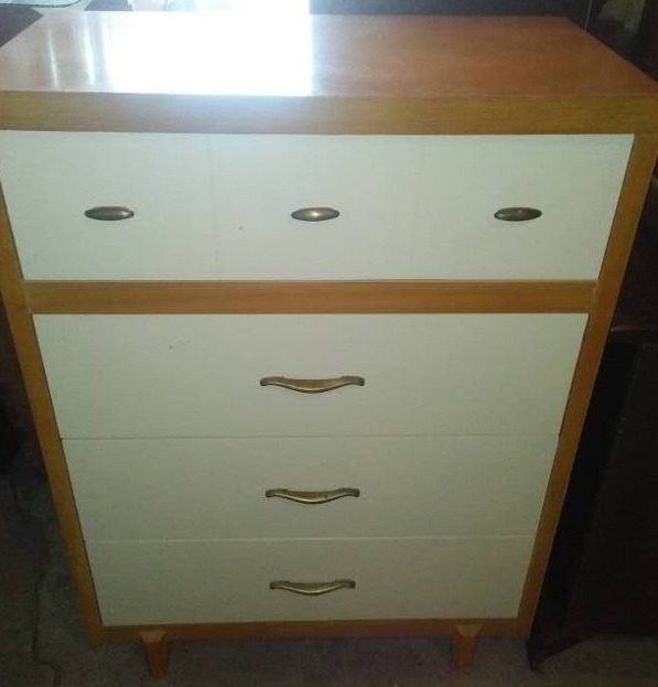 lot 246 image: 4 drawer tall dresser, Oak and laminate