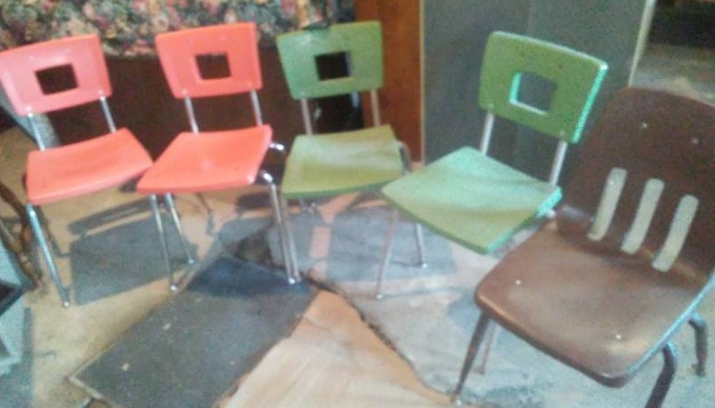lot 257 image: 5 metal and abs chairs vintage, Mid Century Modern, green, orange, Brown.