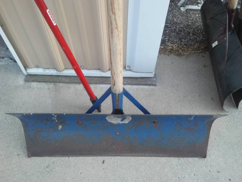 lot 258 image: Three snow shovels and chipper.
