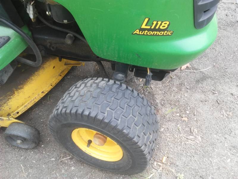 lot 36 image: John Deere Riding Lawn Tractor, L118 automatic with bagging system