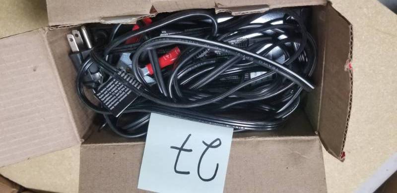 lot 27 image: Schumacher Battery Extender 6-Volt or 12-Volt, 8 Amp Battery ChargerMaintainer in good condition