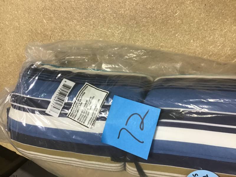 lot 72 image: Sunnydaze Decor Outdoor Polyester Quilted Hammock Pad and Pillow in good condition