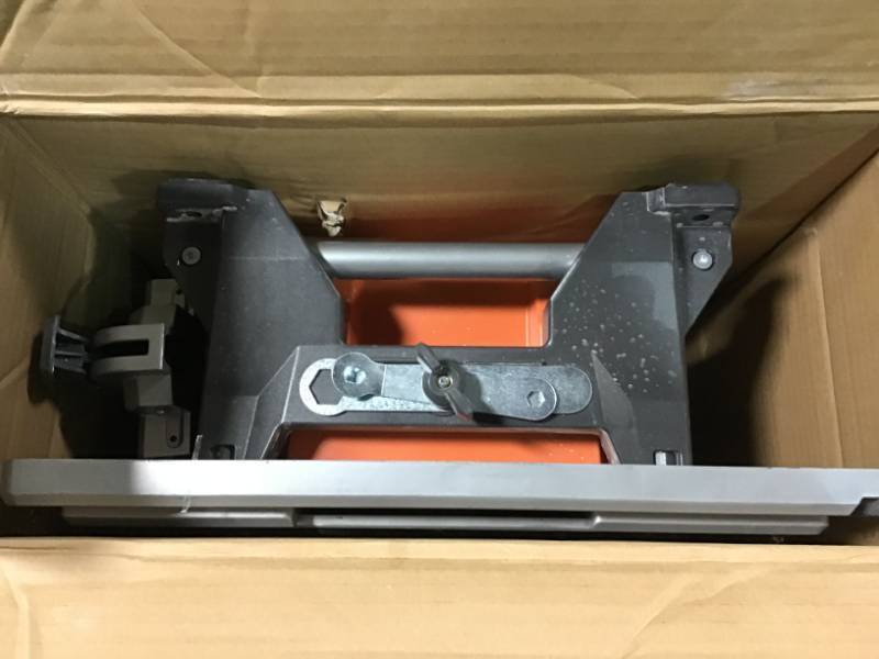 lot 100 image: RIDGID 6.5 Amp Corded 7 in. Table Top Wet Tile Saw in good condition