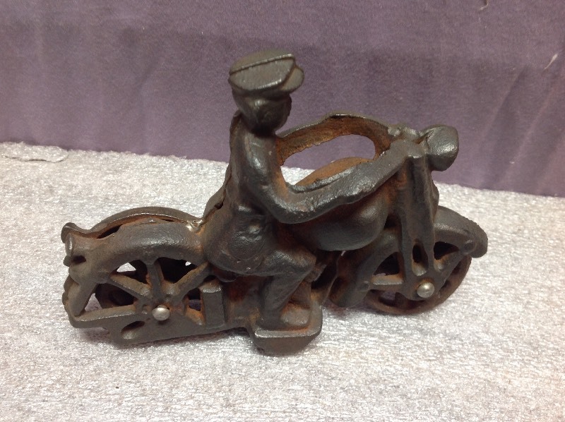 lot 12 image: Cast Iron Motorcycle