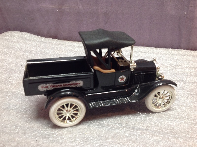 lot 21 image: Ertl 1914 Ford Model T Runabout Texaco Pickup