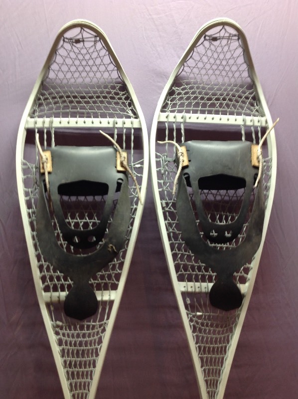 lot 33 image: Military Snow Shoes