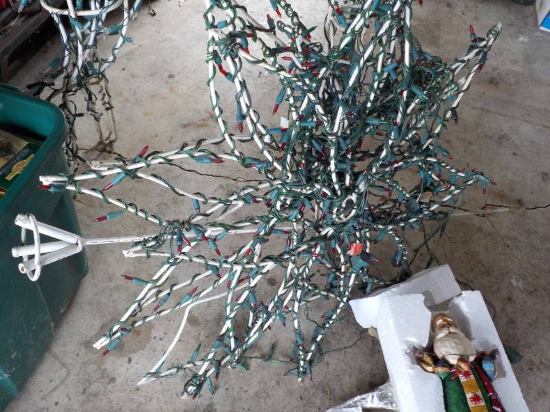 Reindeer Lighted, 2 Stars Lighted a...