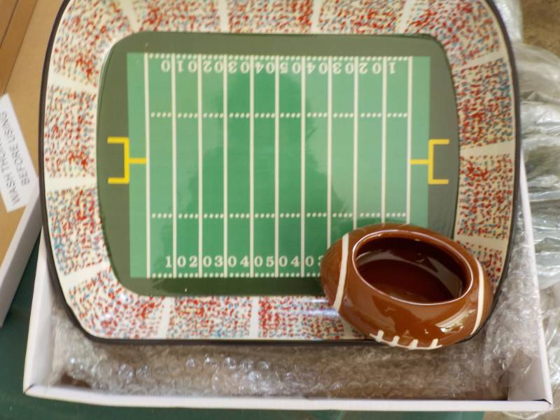 Football Chip and Dip Set new in b...