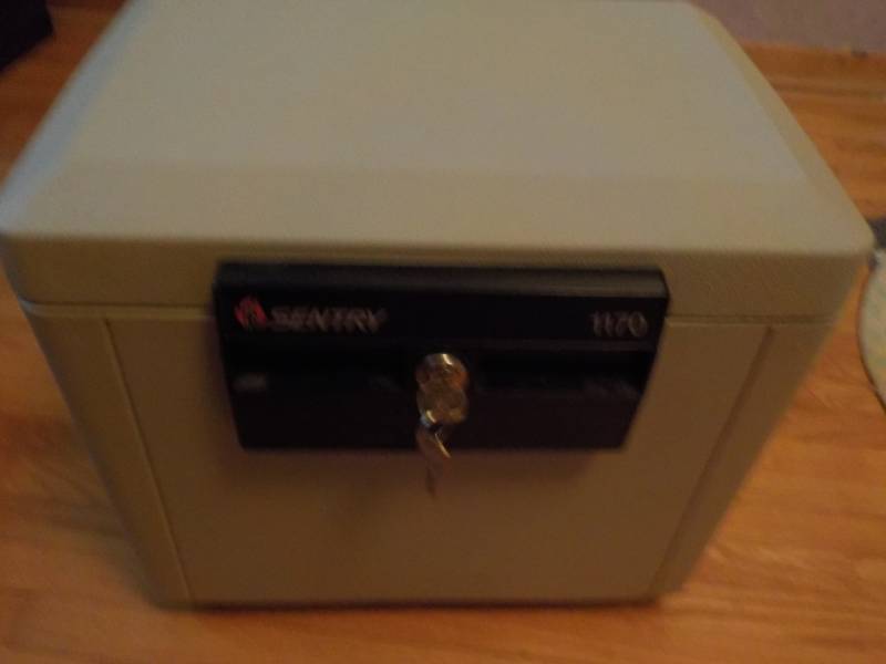 Sentry 1170 Safe with Keys...