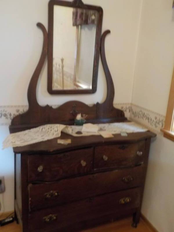 Vintage 3 Drawer Dresser with Mirro...