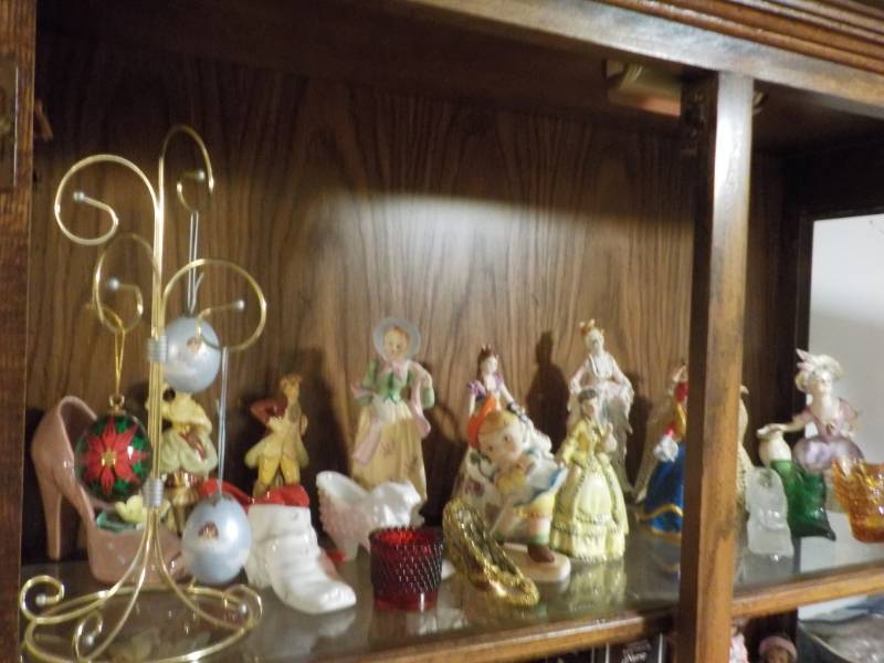 Lot of Collectibles bring box to c...