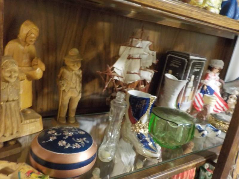 Lot of Collectibles bring box to c...