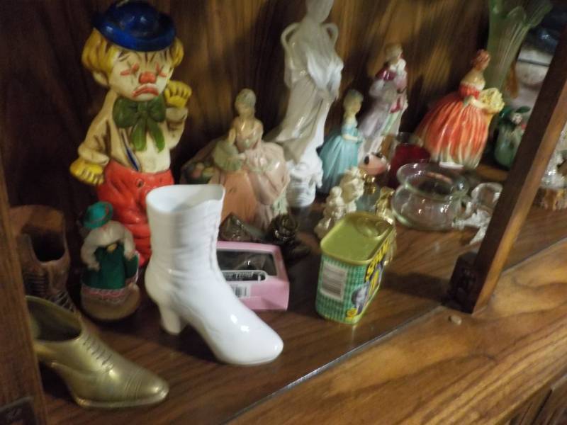 Lot of Collectibles bring box to c...