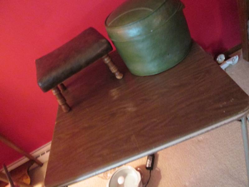2 Stools and folding table...
