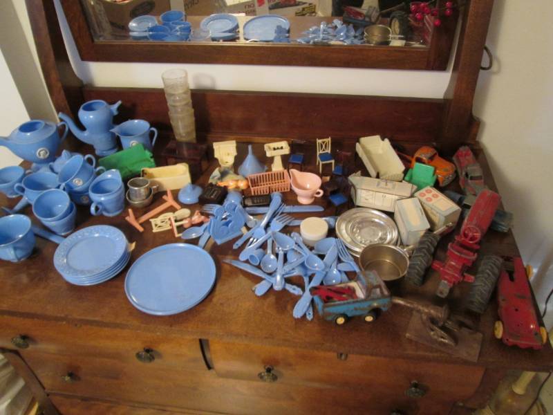 Lot of Doll House Furniture, Vintag...