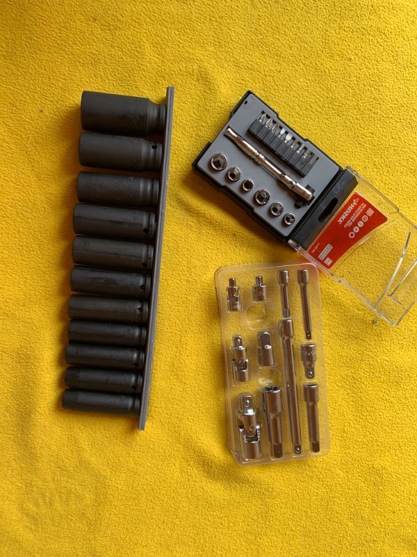 lot 19 image: Husky Socket Accessory Lot