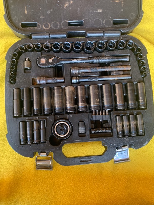 lot 35 image: Husky 60-Piece Mechanics Tool set 14 38 Drive