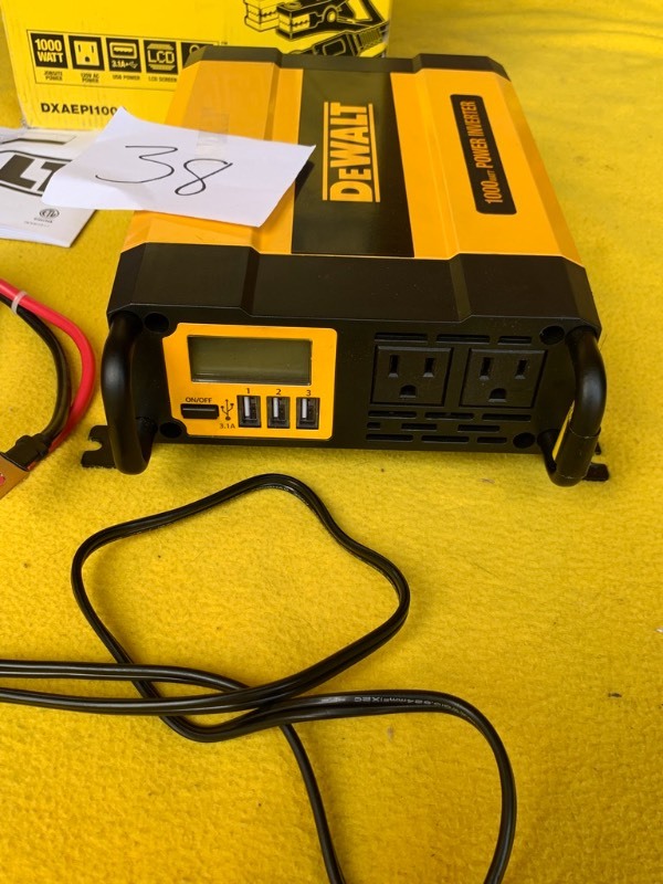 lot 38 image: DeWalt Power Inverter 1000 Watt DXAEPI1000