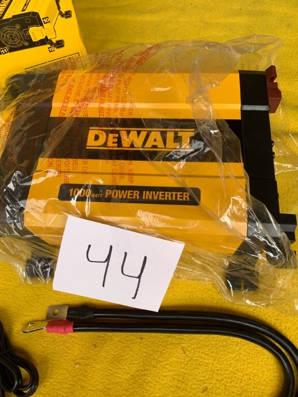 lot 44 image: DeWalt Power Inverter 1000 Watt DXAEPI1000