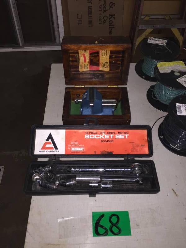 lot 68 image: Vacu Vise in wooden case