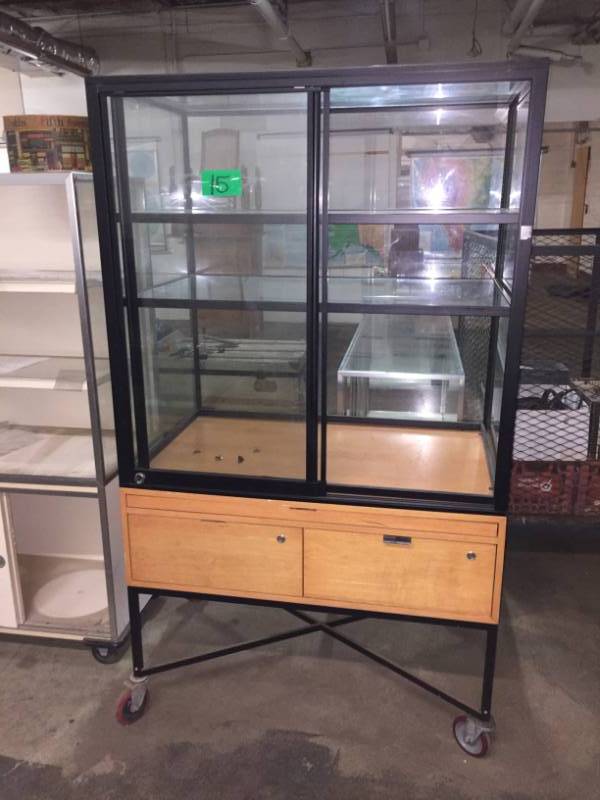lot 15 image: Showcase on wheels