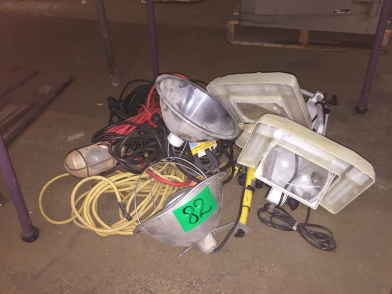 lot 82 image: 3- Extension cords & 6- work lights