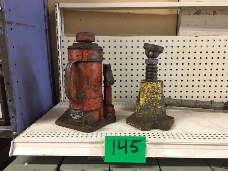 lot 145 image: Heavy duty bottle jack , heavy duty Screw Jack and Sledge Hammer